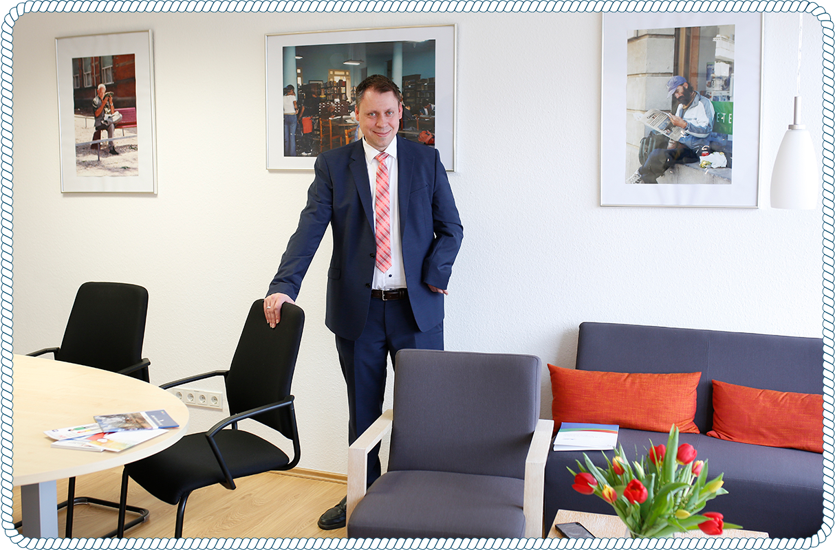 Christian Habl steht im Büro am Besprechungstisch.