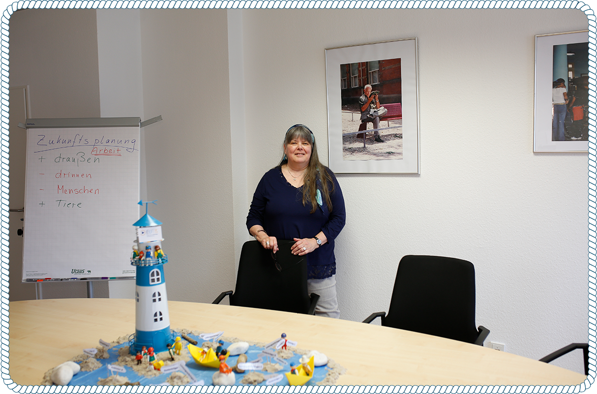 Elke Hartmann-Frey steht im Büro am Besprechungstisch.